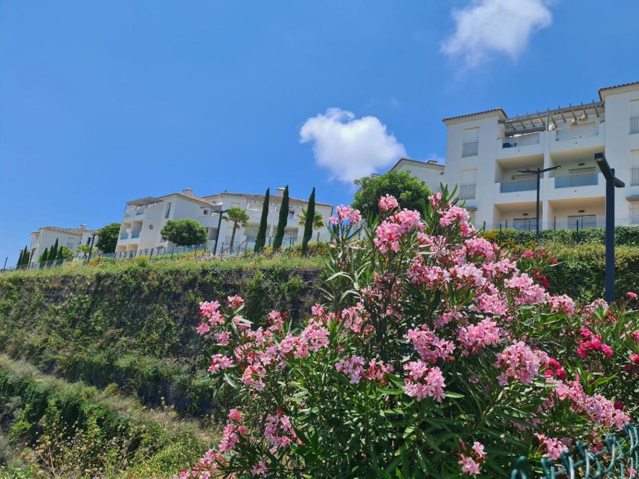 Seaside Serenity - Stylish Apartment With Spectacular Views Manilva Ngoại thất bức ảnh
